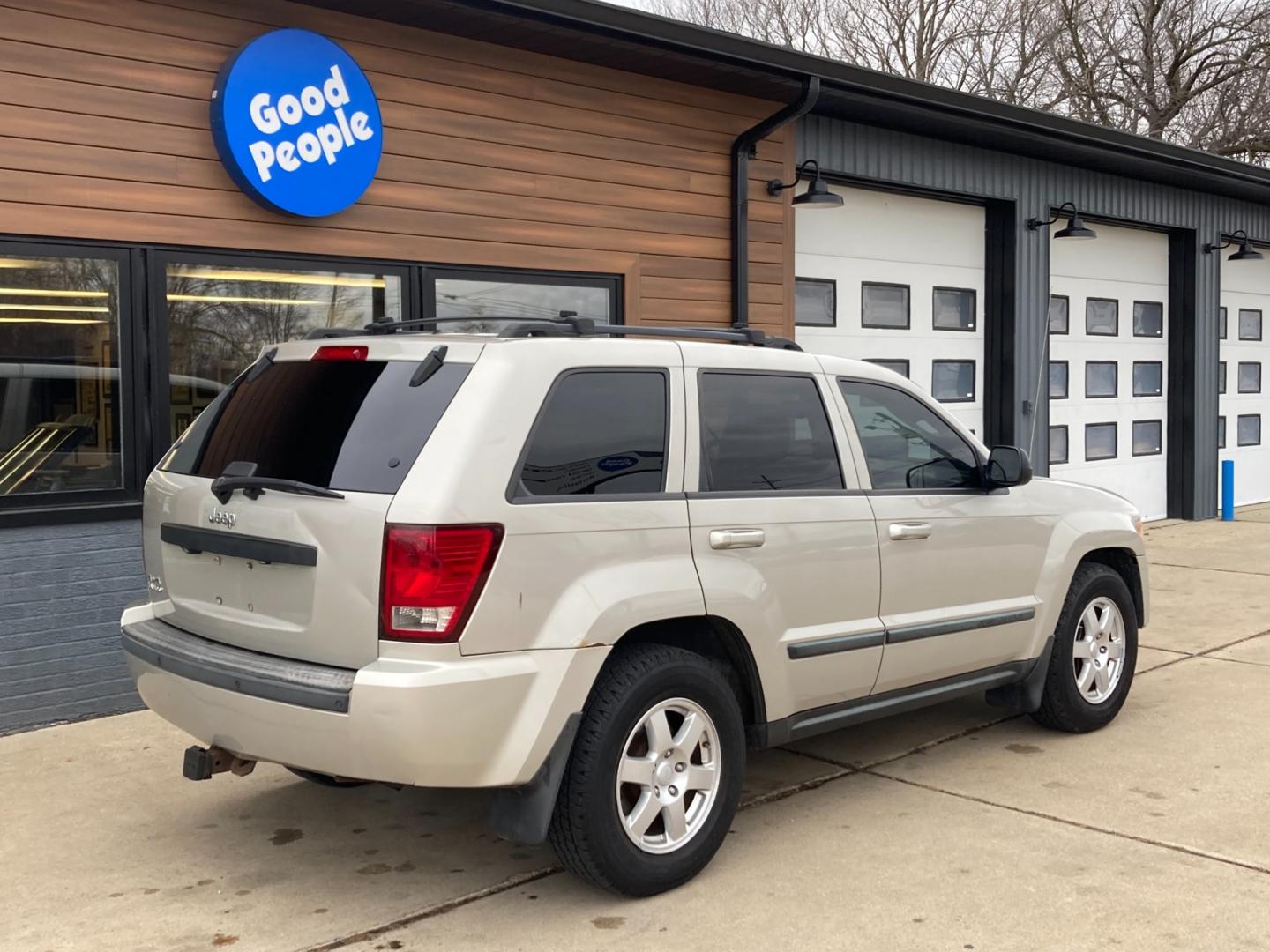 2008 Lt Almond Met. Jeep Grand Cherokee Laredo 4WD (1J8GR48K58C) with an 3.7L V6 SOHC 12V engine, 5-Speed Automatic Overdrive transmission, located at 1800 South Ihm Blvd, Freeport, IL, 61032, (815) 232-5543, 42.278645, -89.607994 - Photo#1